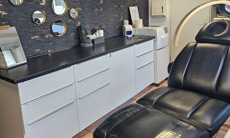 Image 5: 45 Min. Wellness Fußpflege inkl. Paraffinbad, opt. + 45 Min. Maniküre