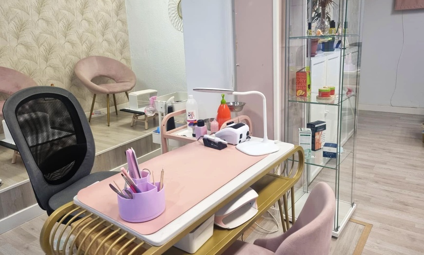 Image 20: Manicura o pedicura exprés con esmaltado normal o permanente