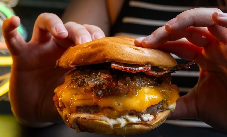 Image 5: Menú de hamburguesa con entrante, postre y bebida para 2 o 4 personas