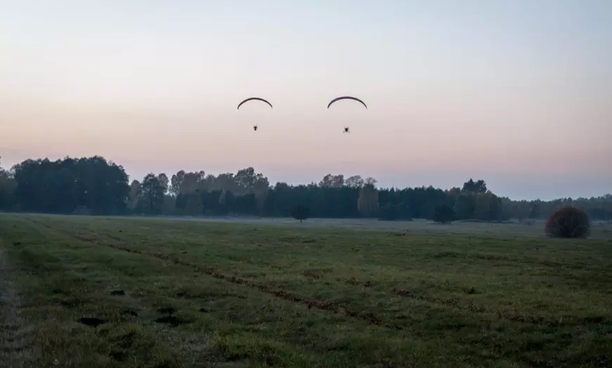 Image 8: Kurs zapoznawczy i 15-minutowy lot motoparalotnią 