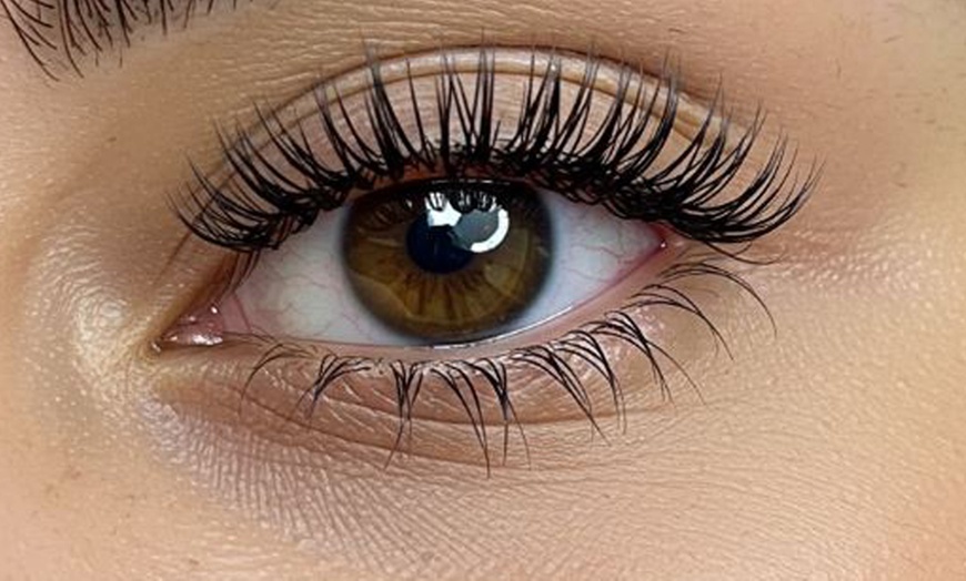 Image 2: Lifting, tinte de pestañas y opción a laminado de cejas o henna para 1