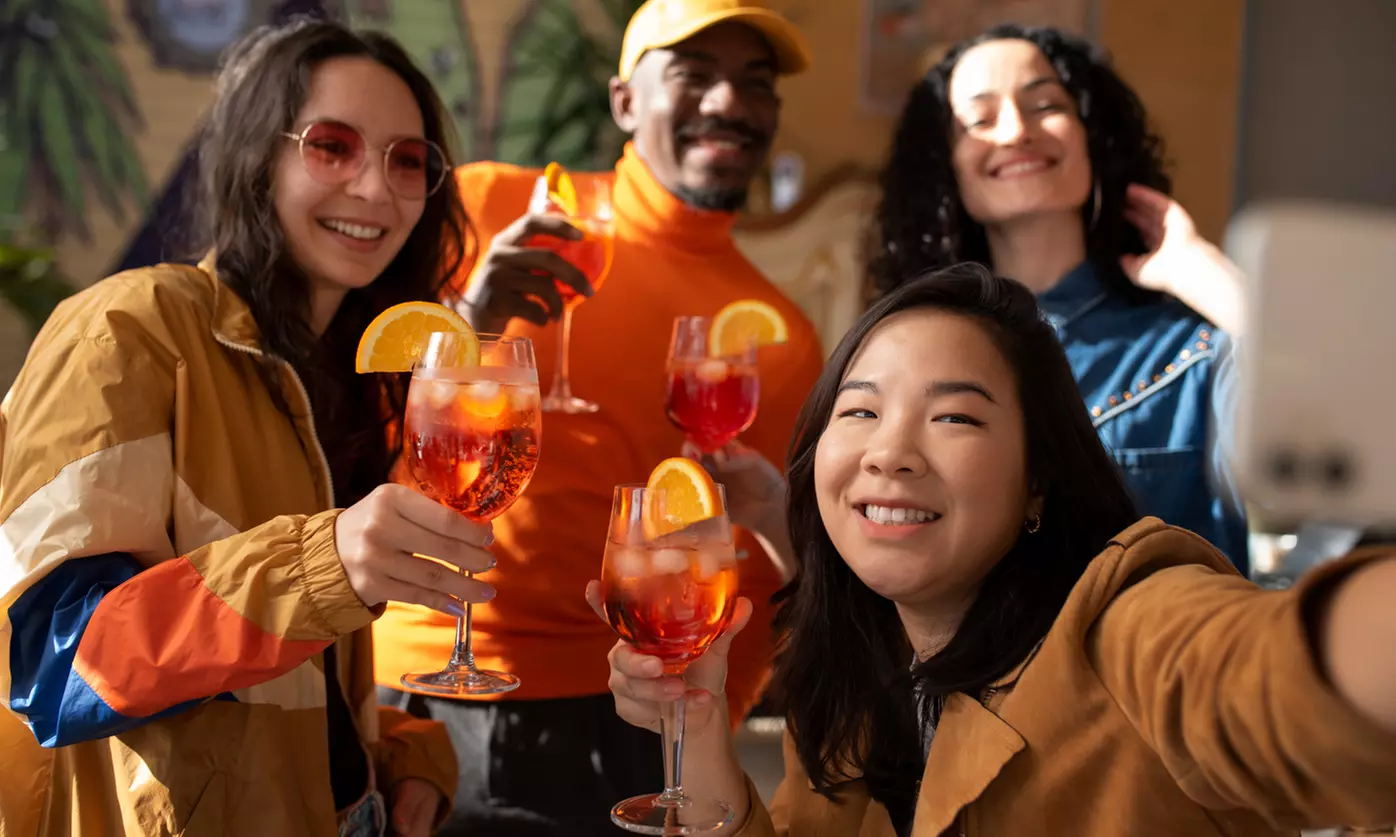 Copas o cócteles a elegir con picoteo para 2 o 4 personas