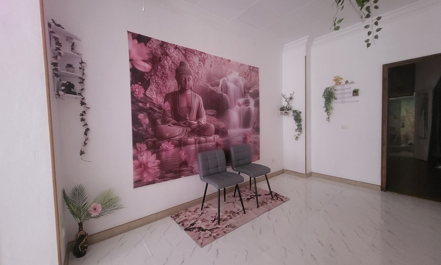 Image 4: Masaje de hasta 90 min. con opción a aparatología drenante y más 