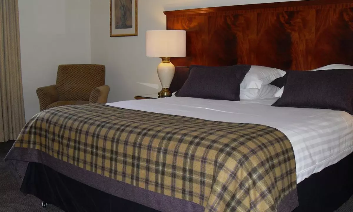 4* Falkirk: Double Room Stay with Optional Breakfast & 2-Course Dinner