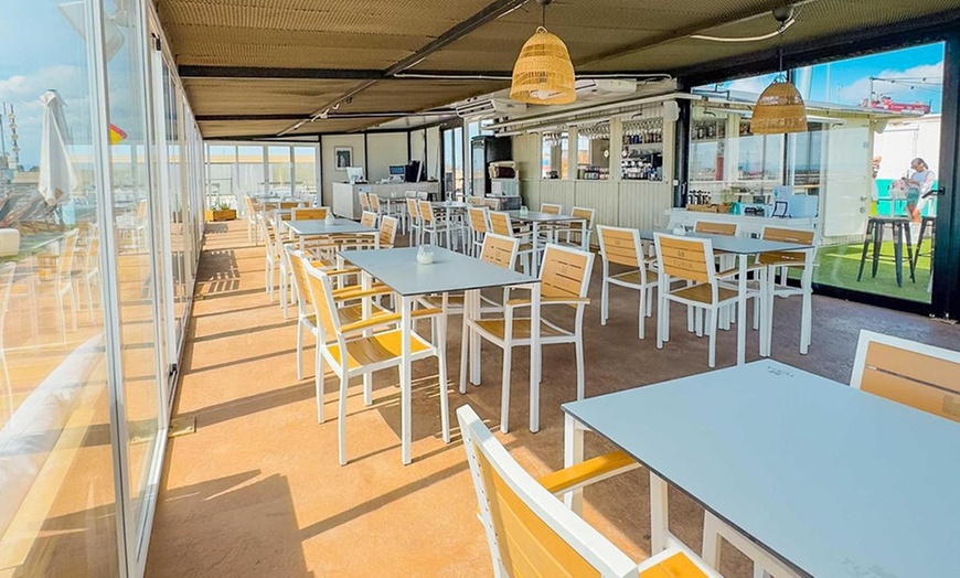 Image 16: Plan Beach frente al mar con tapas bebidas y postre