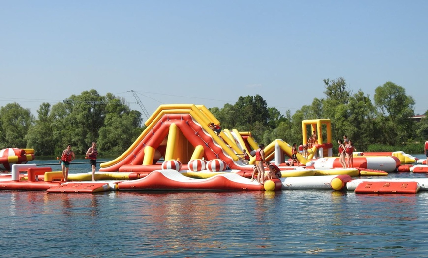 Image 1: Glissades, rires et soleil : vivez l’expérience Grand Bleu WakePark !