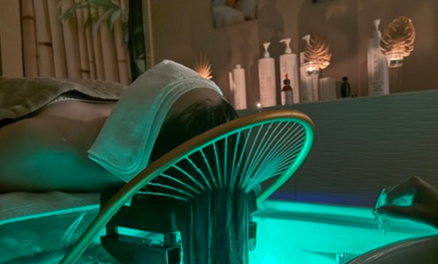 Image 1: Relájate y renueva tu cabello con un head spa de 90 minutos para 1