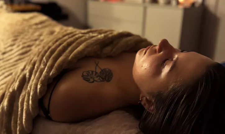 Naturalne odmłodzenie: masaż twarzy bańkami chińskimi lub liftingujący z opcjonalną stylizacją brwi (do -37%) - Primary Image