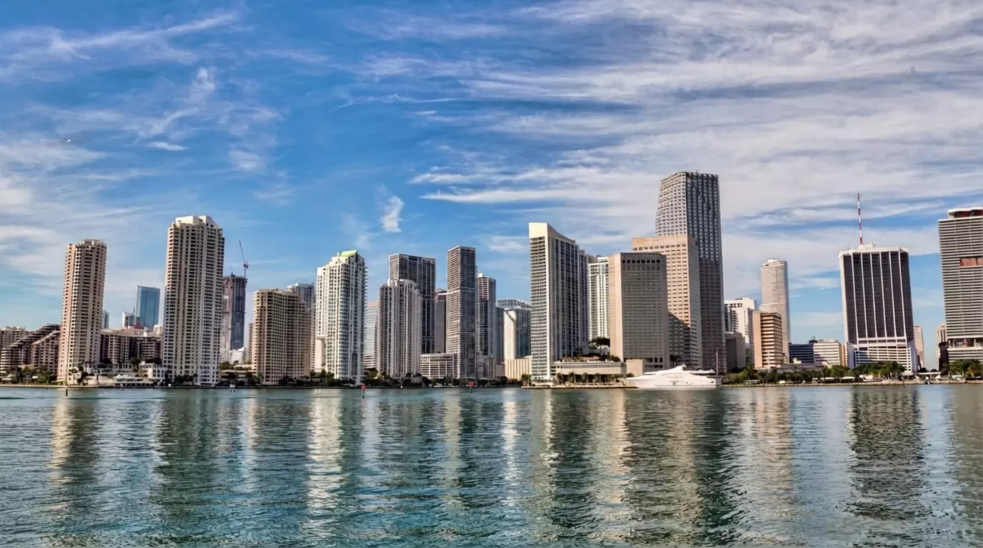 Miami Skyline & Celebrity Mansion Boat Tour – Biscayne Bay