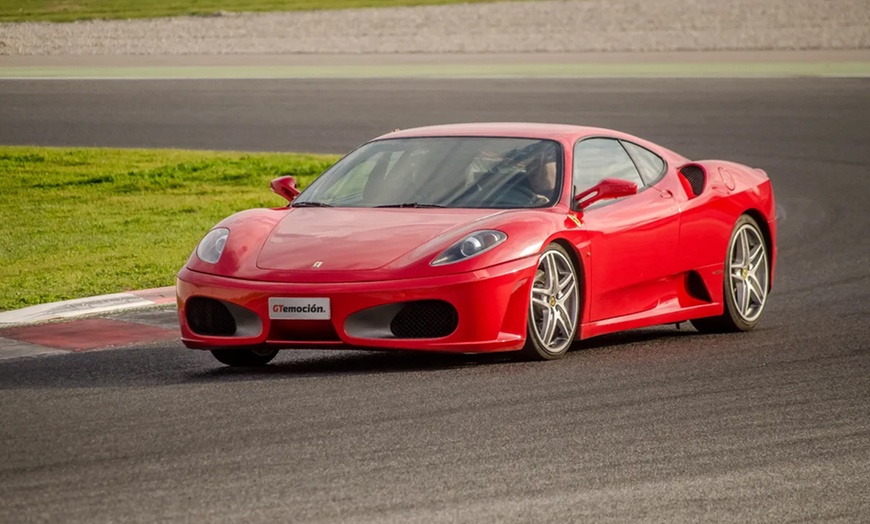 Image 2: Conducción de Ferrari o Lamborghini en ruta de 7 u 11 km por carretera