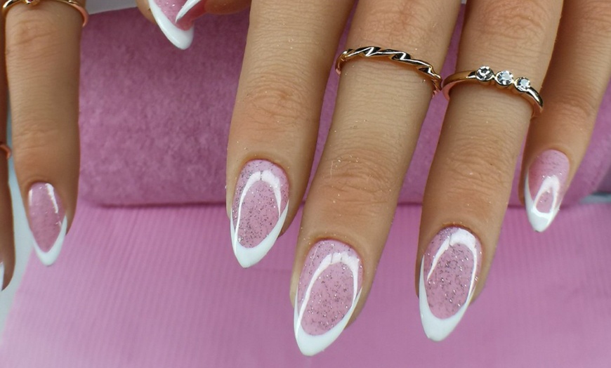 Image 2: Pose de vernis à ongles ou capsules mains et/ou pieds