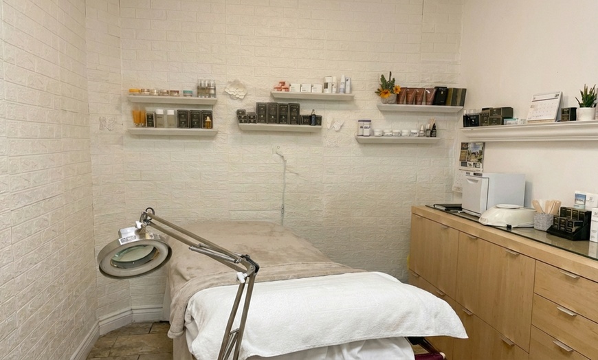 Image 2: Refresh with Men's Full Back, Chest or Shoulder Wax or Combo Packages