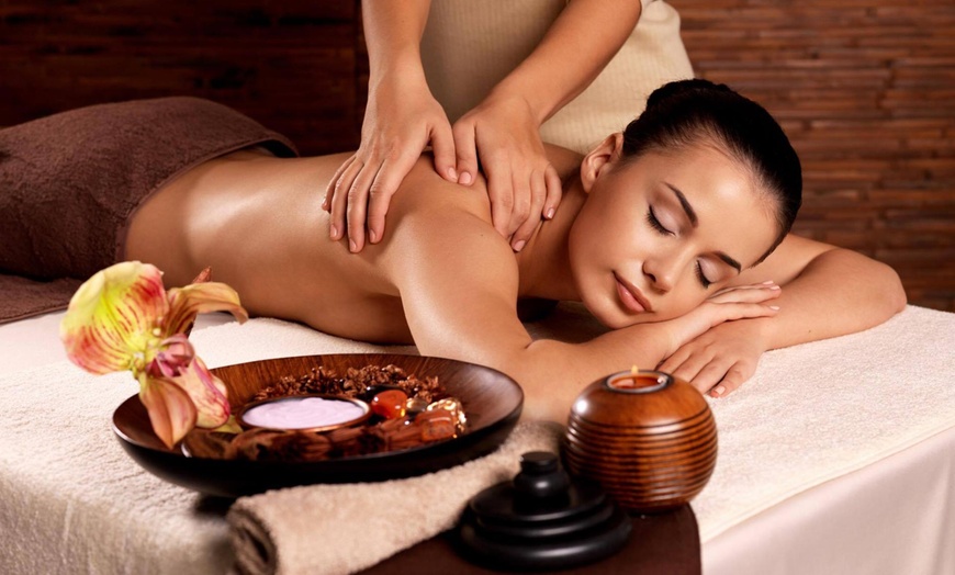 Image 1: Massage relaxant avec soin du visage en option chez L'Instant Doux
