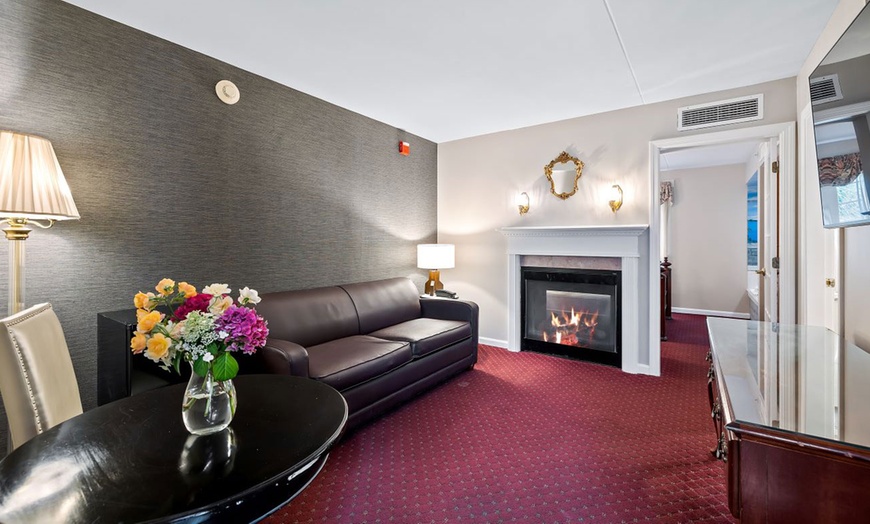 Image 6: Stay at the heart of Historic Plymouth w/ $25 Spa Credit