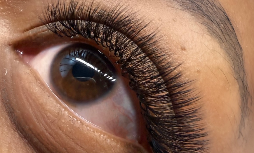 Image 3: Regard magnifié et naturel avec extensions de cils premium