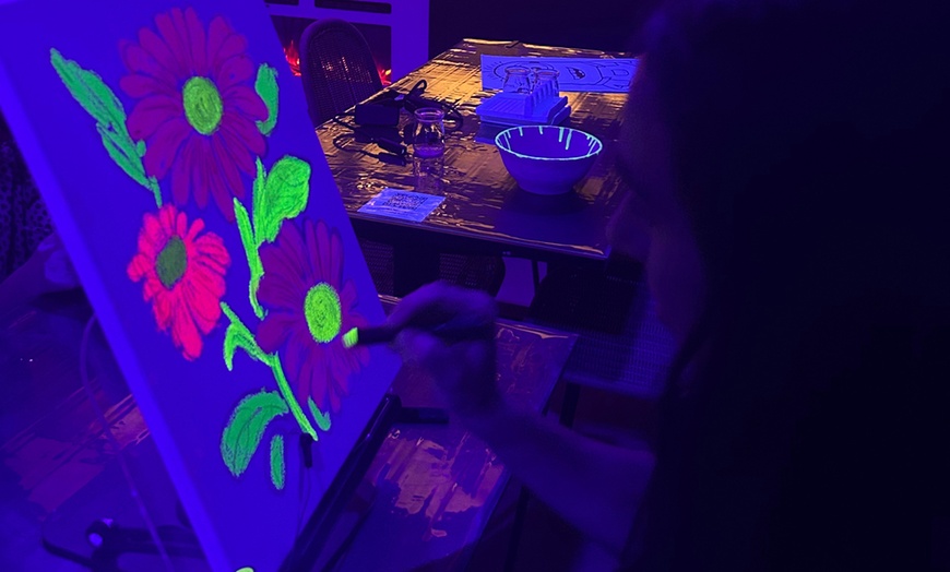 Image 6: Taller de pintura de neón en lienzo con bebida y cheesecake