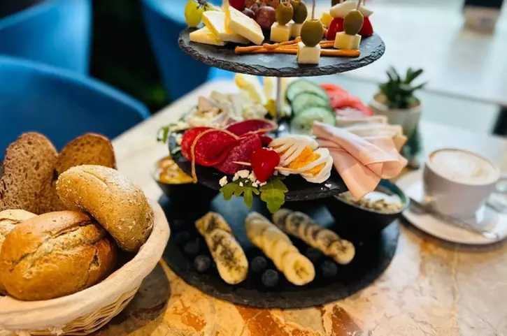 Frühstücksplatte oder Frühstücksbowl inkl. Heißgetränk nach Wahl für 2 oder 4 Personen (bis zu 34% sparen) - Primary Image