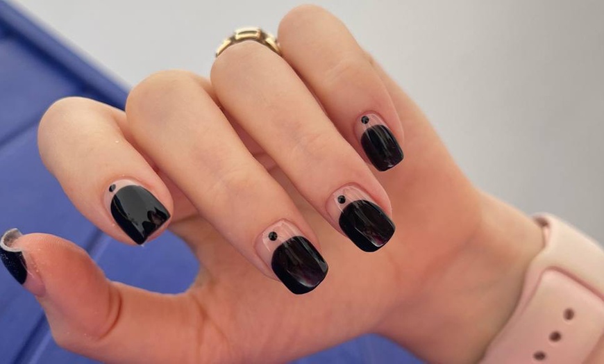 Image 2: Bis zu 44% Rabatt auf den Maniküre-Pediküre bei Beauty bar Dream