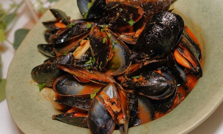 Image 8: Menú mediterráneo junto al mar para 2 o 4 con postres y bebidas