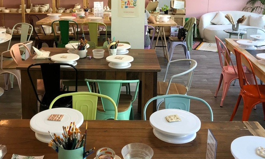 Image 7: Taller de pintura de cerámica para 1 o 2 con bebida 