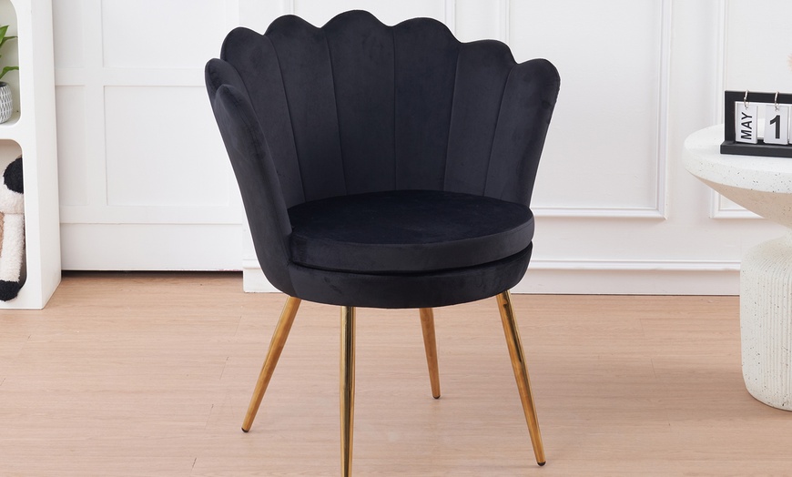 Image 43: Fauteuil coquillage en velours