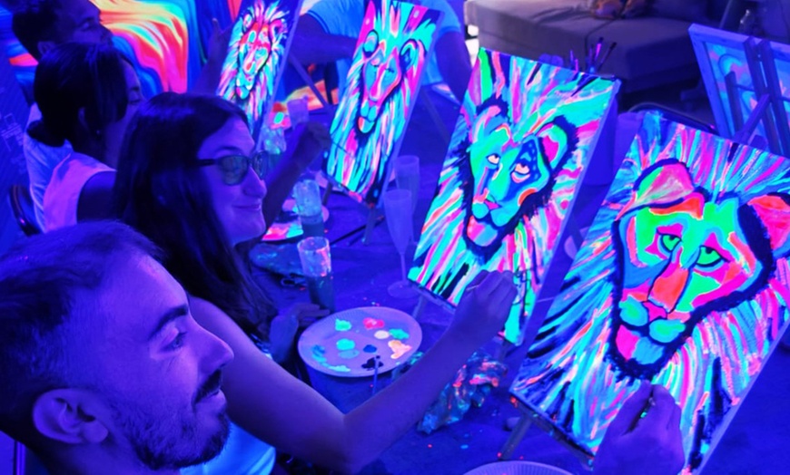 Image 16: Experiencia creativa de arte, neón y barra libre de vino para 1 o 2