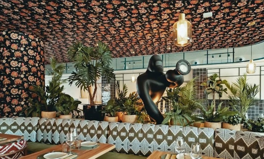 Image 8: Menú fusión para 2 o 4 personas con postre y opción a botella de vino