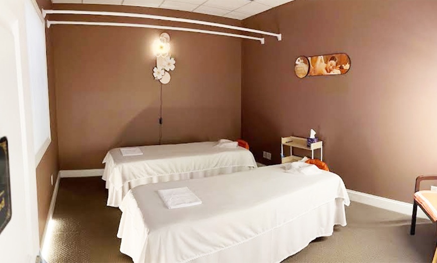 Image 2: Enjoy 75 Min 1, 3 or 5 Massage Of your Choice (Swedish or Deep Tissue)