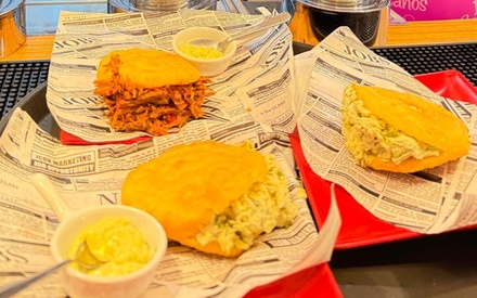 Menu Venezolano para 2 personas con 2 Entrantes, 2 Arepas, 2 Postres y 2 Bebidas - Zabrozo Bar
