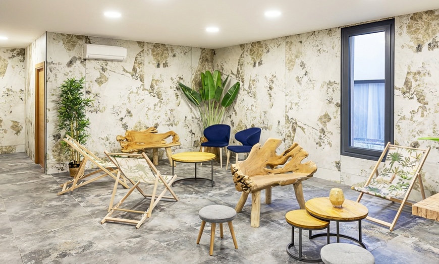 Image 2: Parenthèse bien-être : 2h de spa avec massage ou soin du visage