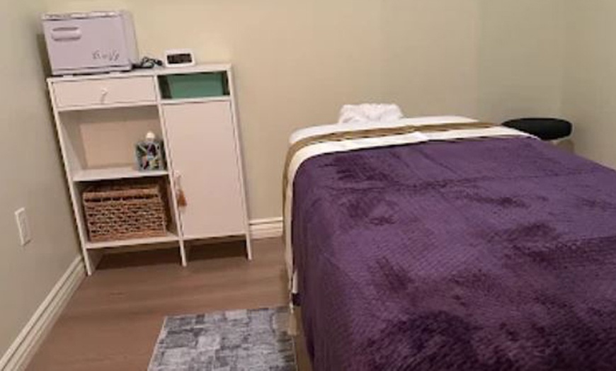 Image 2: 60, 90, or 120 Minutes Swedish, Thai, Combo, or Deep Tissue Massage
