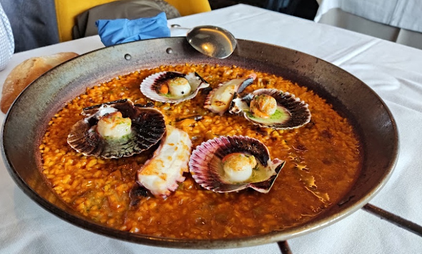 Image 21: Menú tradicional español con opción a botella de vino para 2 o 4
