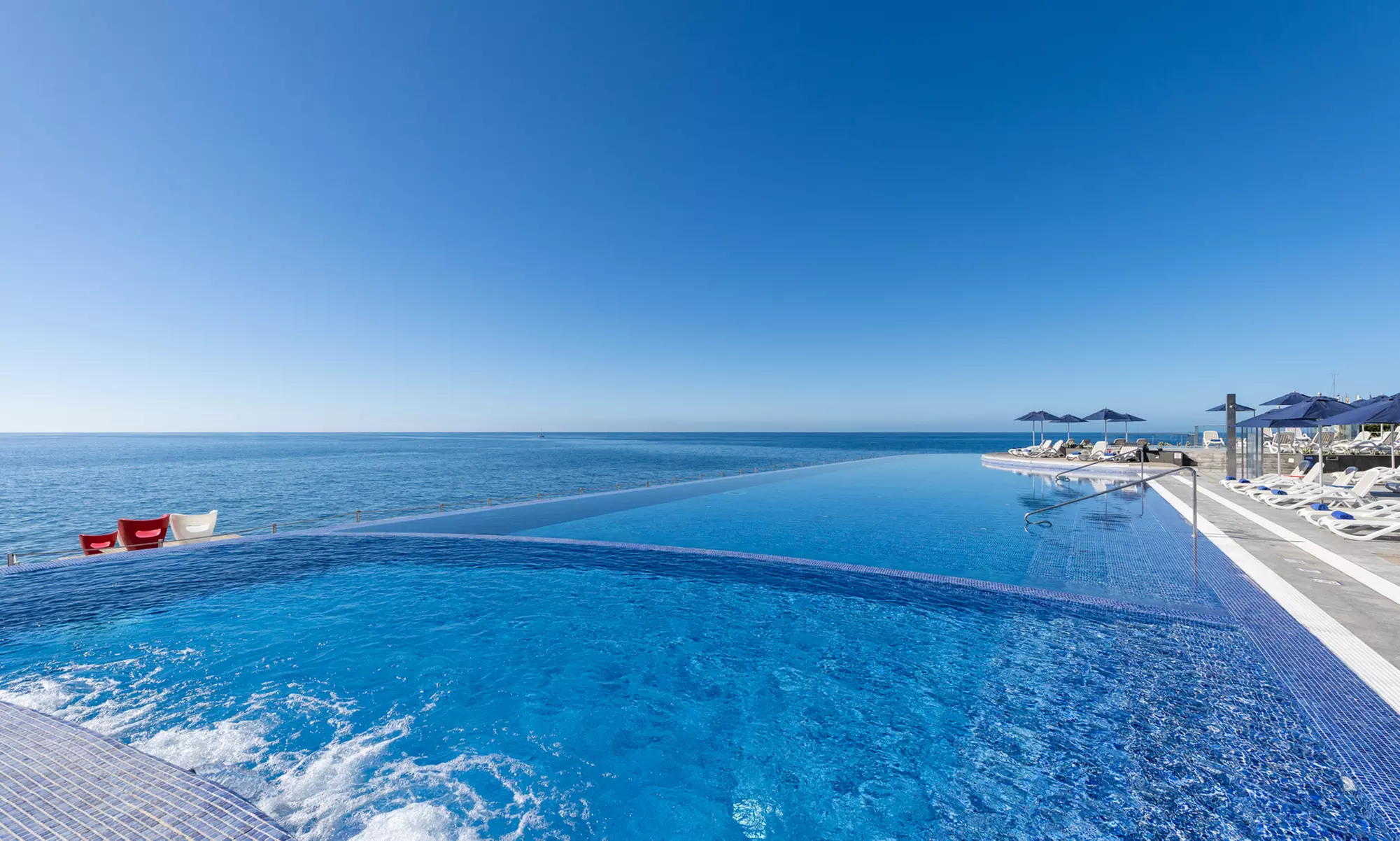 Day pass con hamacas, desayuno buffet y opción a comida para 2