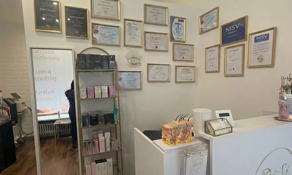 60 Min. Carbon Peeling und/oder Hydrogen-Behandlung & Lichttherapie