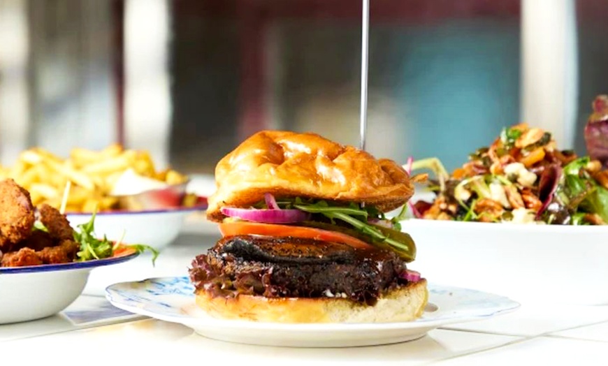 Image 1: Veganer Burger nach Wahl inkl. Fries und Softdrink für 1-4 Personen