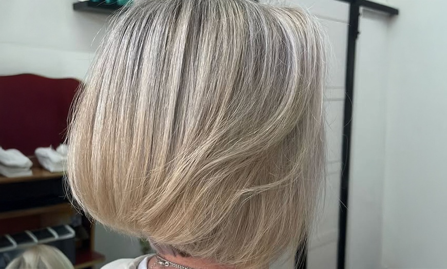 Image 5: Waschen, Schneiden & Föhnen oder Ansatzfarbe, Strähnen oder Balayage