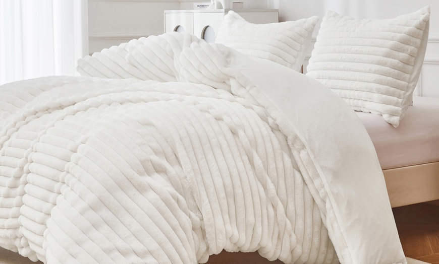Image 3: Faux Rabbit Fur Plush Ribbed Duvet Set