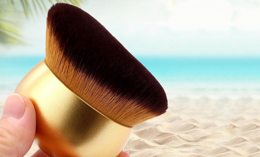 Image 16: Body Makeup Brush
