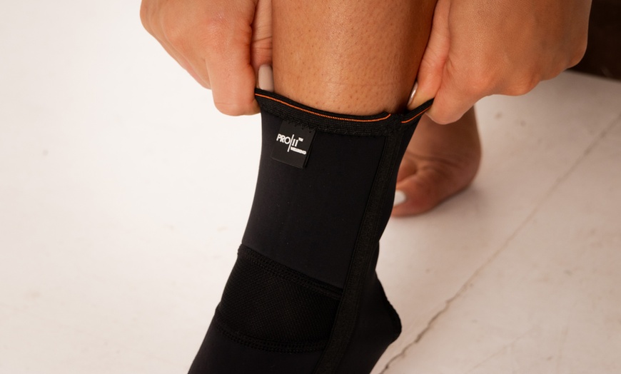 Image 11: Pro 11 Wellbeing Gel Bunion Sleeve