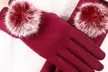 Gants tactiles et élégant Nelly avec pompon en fausse fourrure - Second Medium