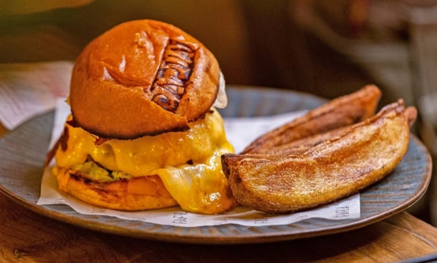 Image 16: Menú fusión para 2 o 4 personas con postre y opción a botella de vino