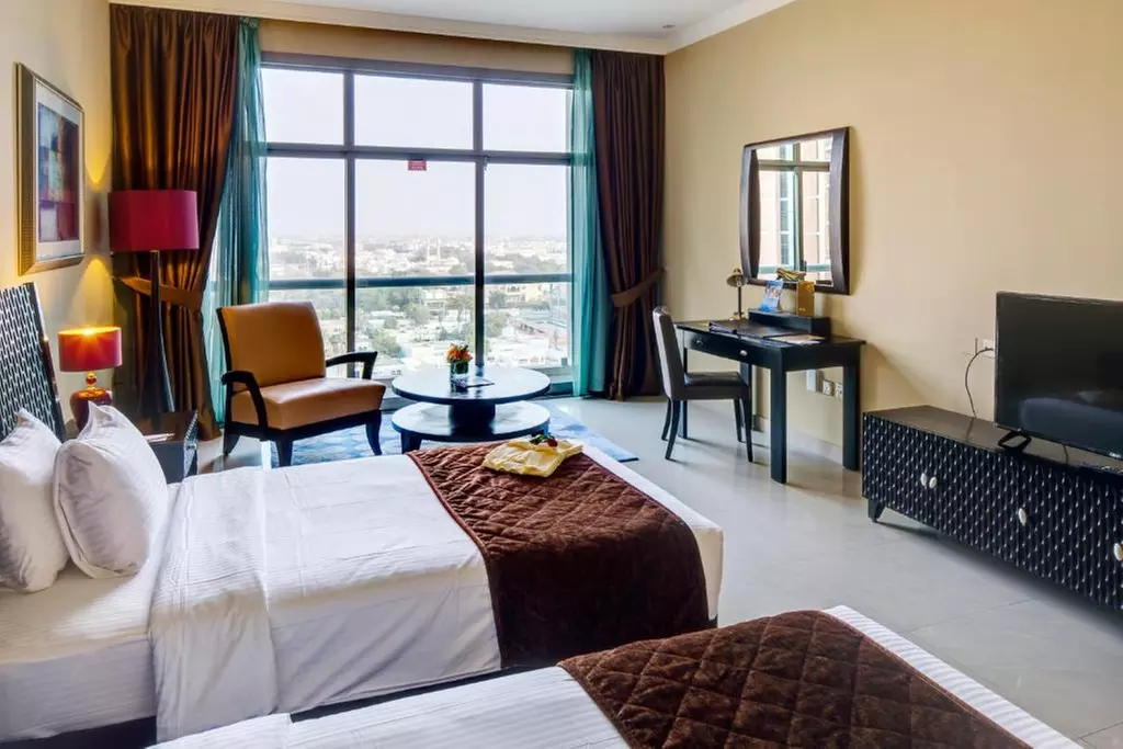 4* Abu Dhabi: 1-Night with Breakfast & Optional Lunch OR Dinner