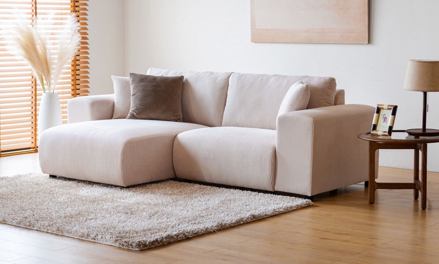 Image 15: Canapé d'angle réversible 3 places "Jambi" de Kocoon en velours côtelé