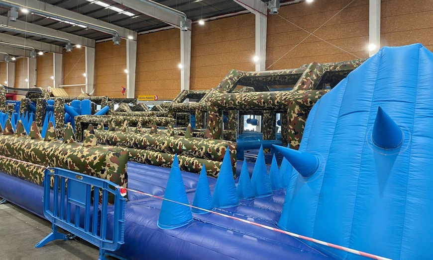 Image 2: Entrada al circuito de hinchables Crazy Warriors del 17 al 25 de abril