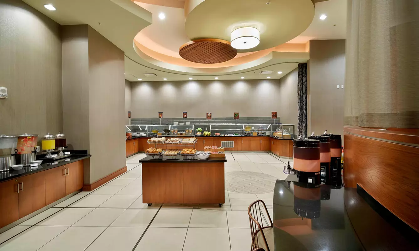 Hotel Stay w/ Rooftop Pool & Breakfast. Minutes From The Strip