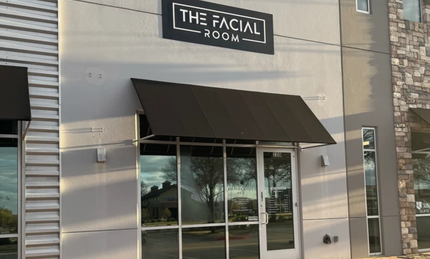 Image 2: One Microdermabrasion Facial or Dermaplaning Facial 