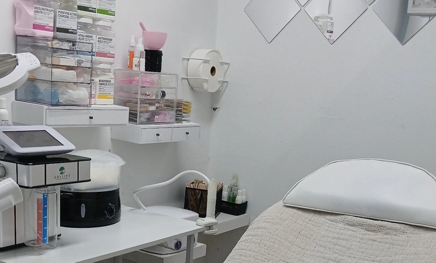 Image 2: Enhance Your Eyes: Full Set of Eyelash Extensions w/ Free Brow Shaping