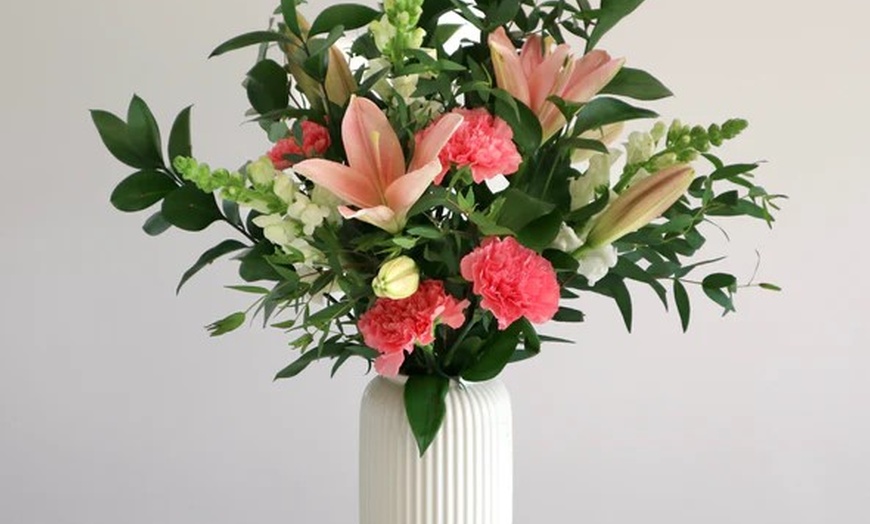 Image 2: Mothers Day & Seasonal Letterbox Flowers from Box & Blume