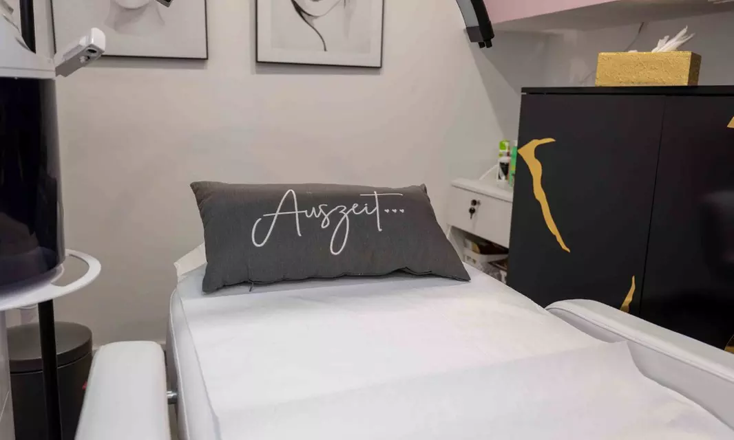 Permanent Make-up inkl. Nachbehandlung für Lippen / Brauen für 1 Pers.