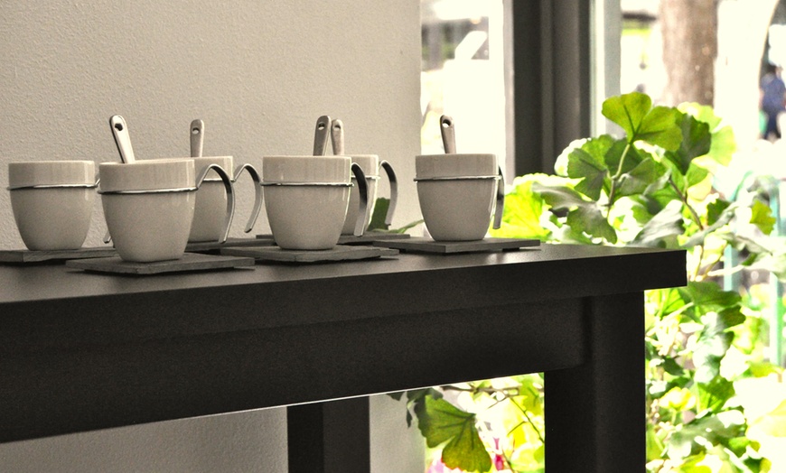 Image 2: Vial infiltrado de 1 o 2 ml de relleno dérmico facial en zona a elegir